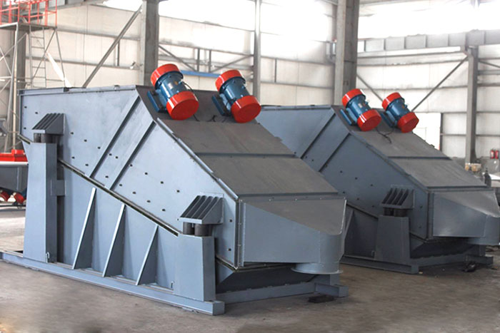 ZSG礦用振動(dòng)篩采用雙電機(jī)振動(dòng)，電機(jī)位置安裝在頂部，便于更好的傳遞振動(dòng)力。