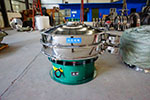 1200型三次元振動篩，產(chǎn)量可達2100kg/h。
